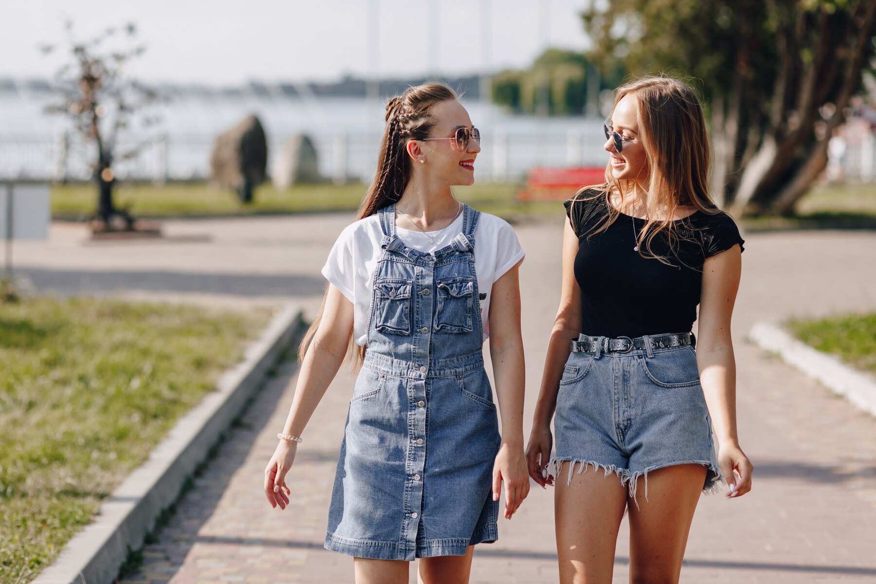 5 Chic and Casual Denim Looks: Women's Fashion